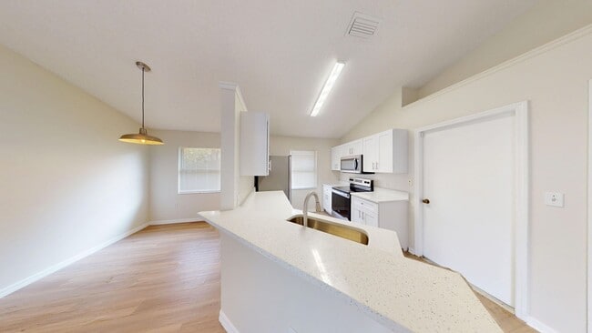 Building Photo - Beautiful 3 Bed/ 2 Bath Home with Two Car ...