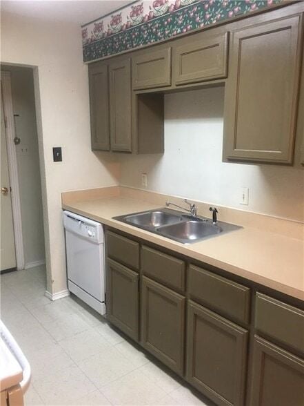 Building Photo - 4704 Sandage Ave