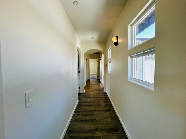 Building Photo - Gorgeous 3 bd, 2.5 ba on 1 acre