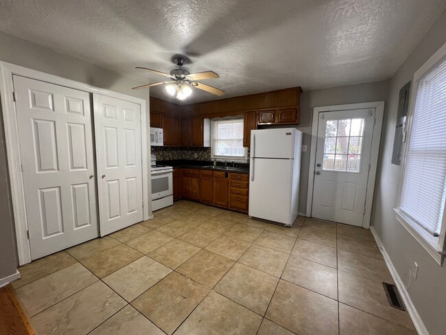 Building Photo - Quaint 3 Bedroom 1.5 Bath Home Available A...