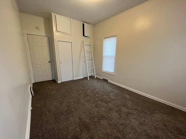 Building Photo - Cute 2 Bedroom Cottage!