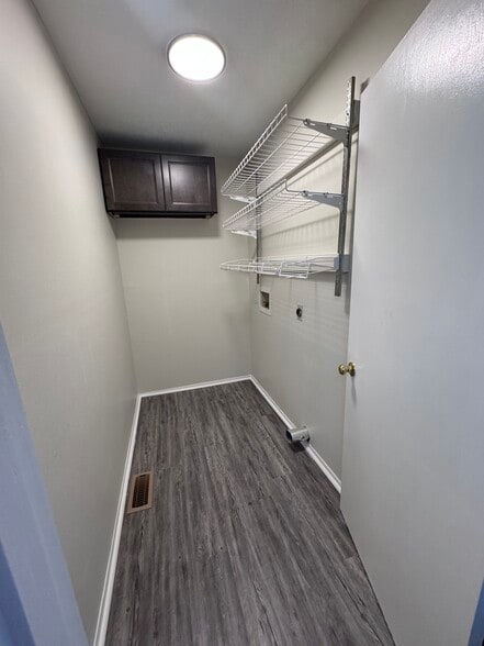 Building Photo - 4426 S Creek Dr