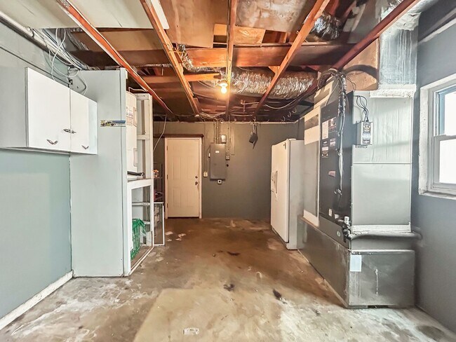 Building Photo - 10904 Temple Ave