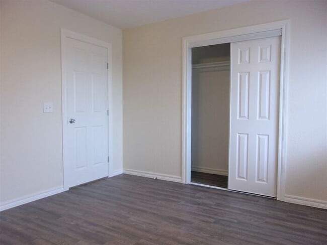 Building Photo - 2 BED 1.5 BATH TWO STORY TOWNHOUSE- WARR A...