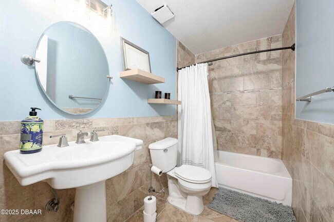 Building Photo - 6118 Del Rio Dr