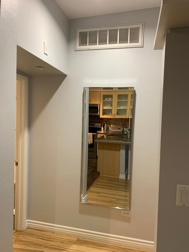 Building Photo - 101 Market St