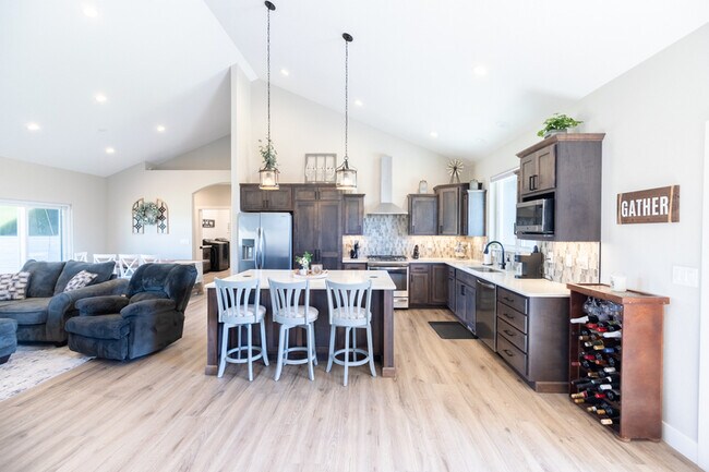 Building Photo - 2428 Sunshine Dr