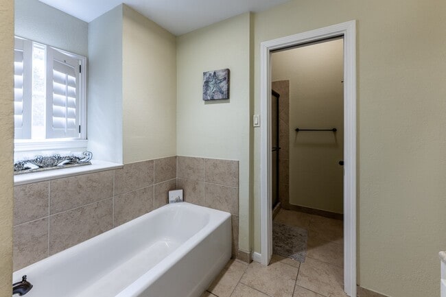 Building Photo - 422 River Oaks Dr