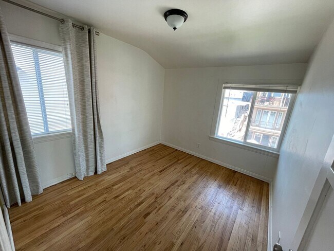 Building Photo - Manhattan Beach