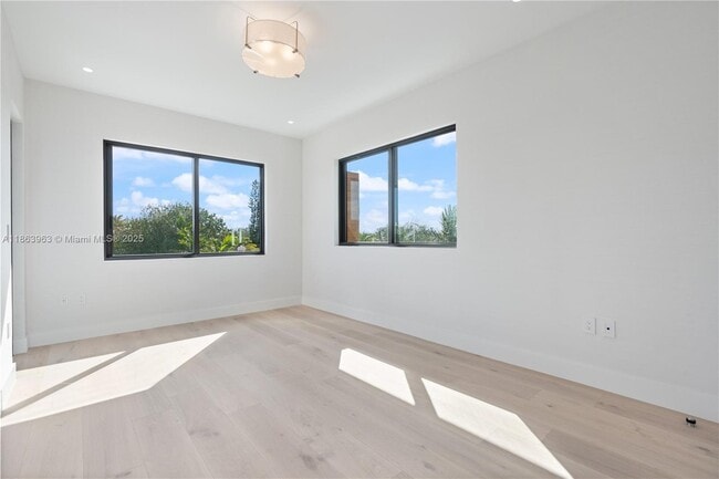 Building Photo - 9132 Dickens Ave