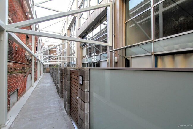 Building Photo - 650 Delancey St