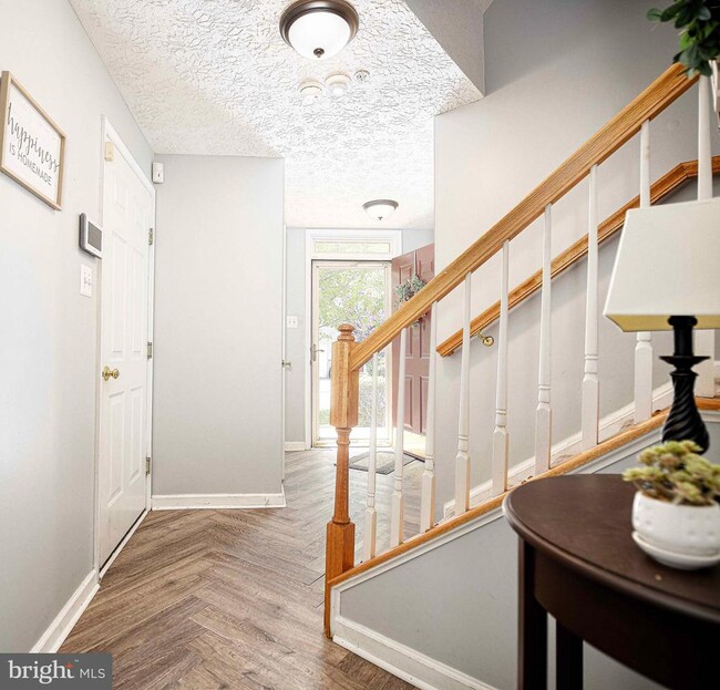 Building Photo - 9736 Morningview Cir