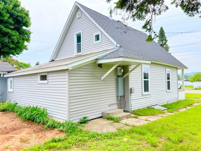 Building Photo - 307 Groveland St