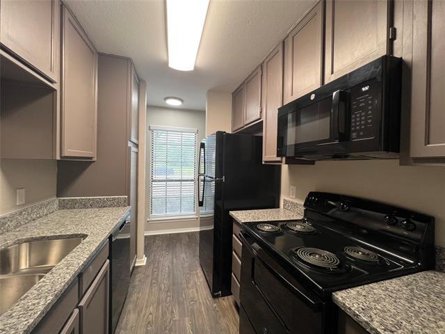 Building Photo - 7417 Kingswood Dr