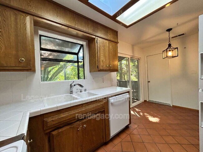 Building Photo - 209 Willow Ave