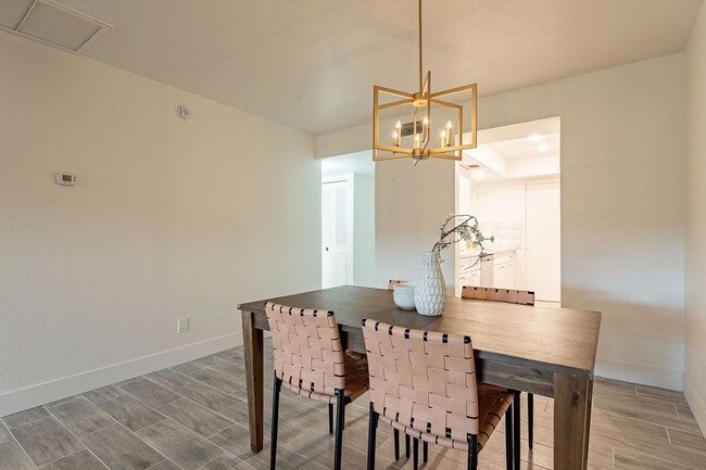 Building Photo - Fresh & Clean Townhome in North Phx!