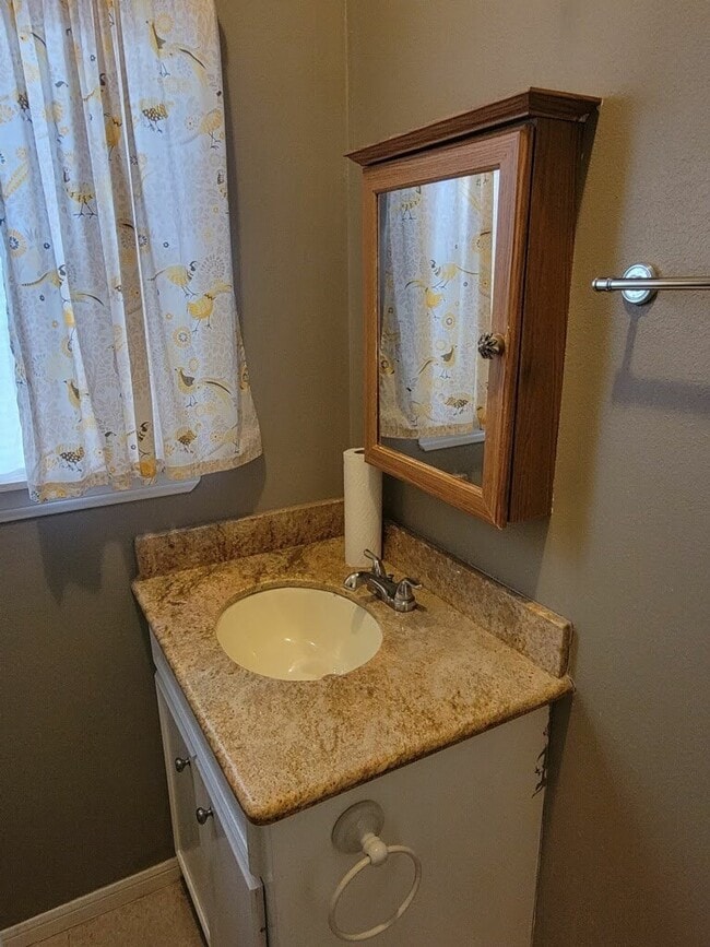 Building Photo - 1905 Chapman St