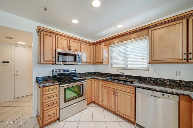 Building Photo - 8804 E Charter Oak Dr