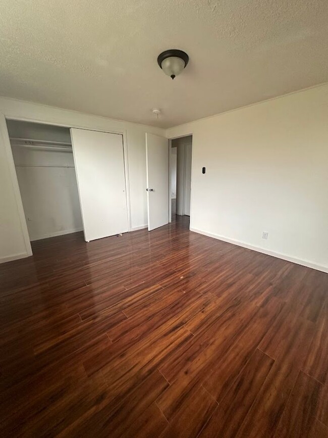 Building Photo - KALIHI UKA House 6 bedrooms, 2 full bath a...