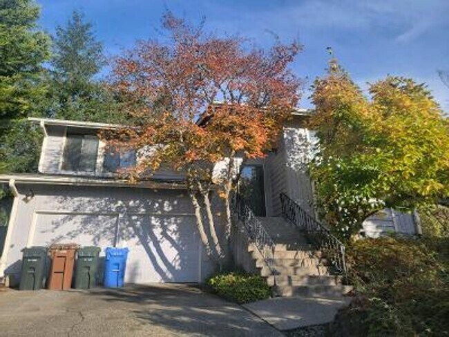 Building Photo - Classic North Tacoma 4 Bedroom Tri-Level with Peak a Boo View!