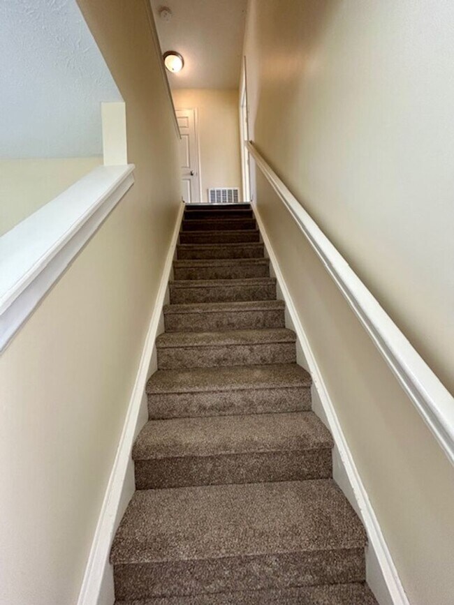 Building Photo - Beautiful 4 bedroom 2.5 bath 2 story home ...