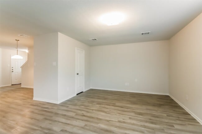 Building Photo - 17470 Linthorne St