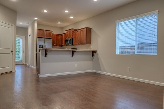 Building Photo - Spacious 4br/2.5ba house with garage in well maintained neighborhood