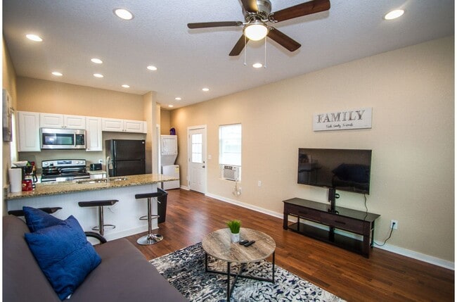 Building Photo - Renovated 1BR/1BA Downtown Home