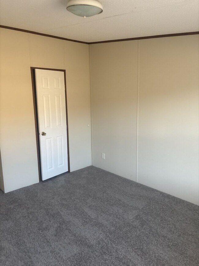 Building Photo - 3 bed 2 bath includes garden tub, patio, fireplace.