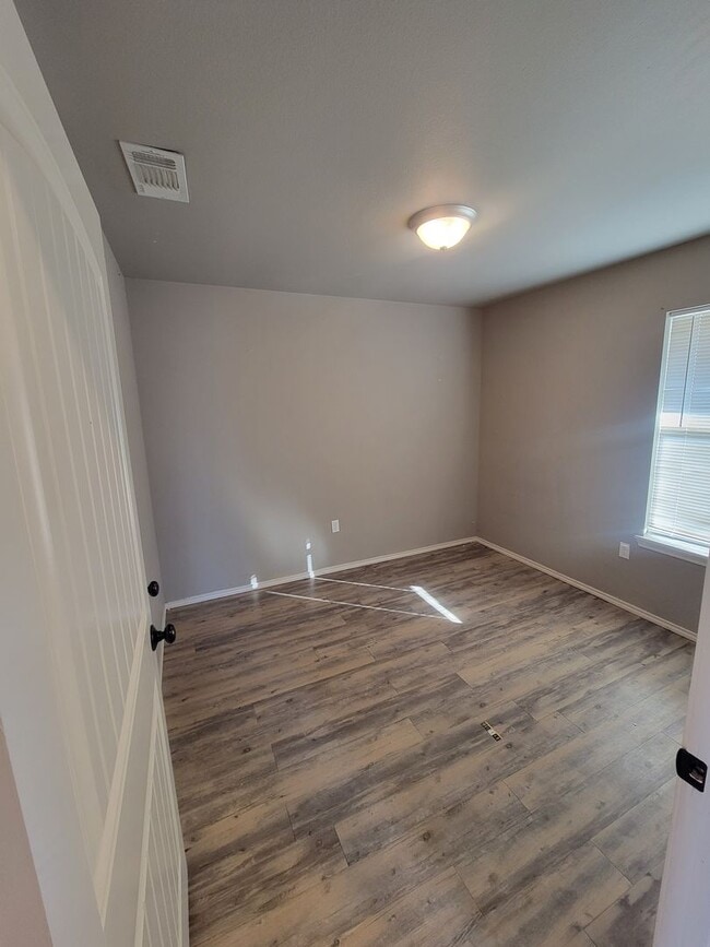 Building Photo - Newer section 8 approved