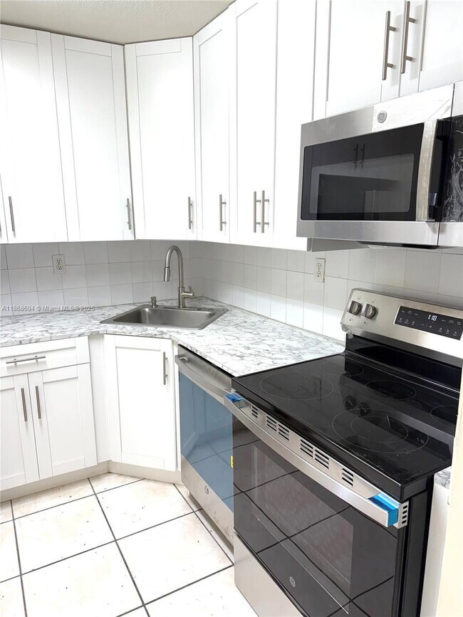 Building Photo - 9440 Fontainebleau Blvd