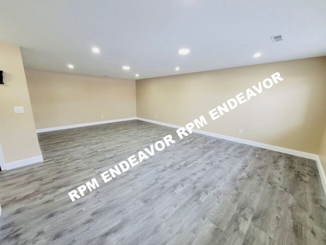 Building Photo - "Stunning 3-Bed Home with Modern Finishes, Spacious Yard, and Quiet Cul-De-Sac Location!"