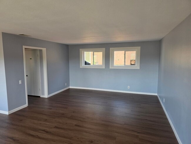 Building Photo - Large 3 bedroom home in quiet neighborhood cul-de-sac with amazing views