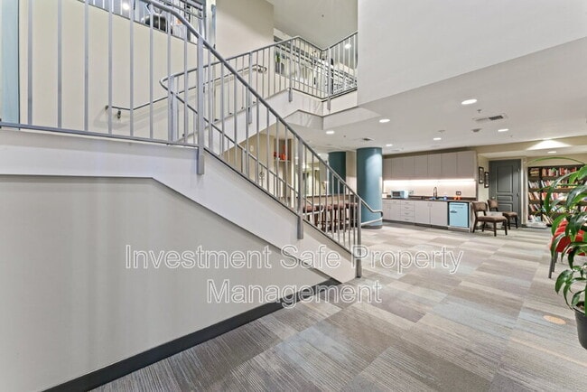 Building Photo - 300 W Beech St