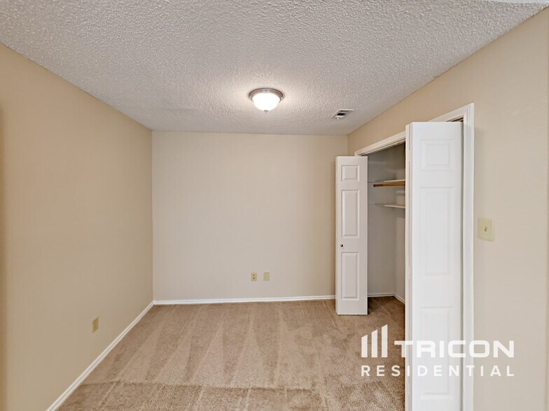 Building Photo - 2804 Beau Dr
