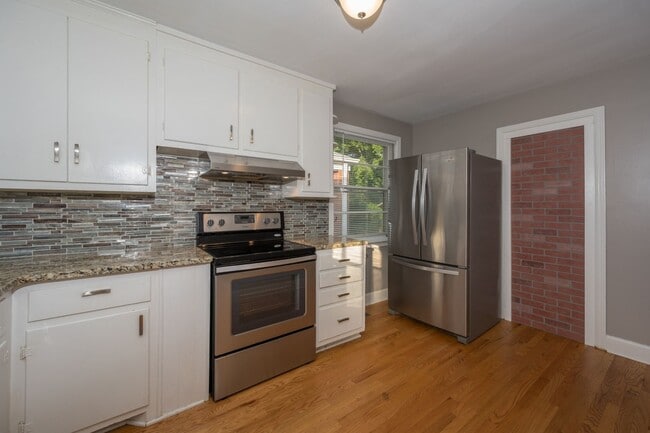 Building Photo - **UPDATED 3-BEDROOM DUPLEX WITH ATTACHED G...