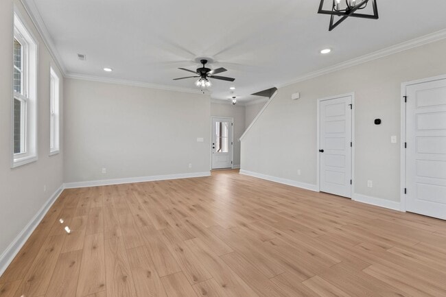 Building Photo - 247 Susan Lynn Dr