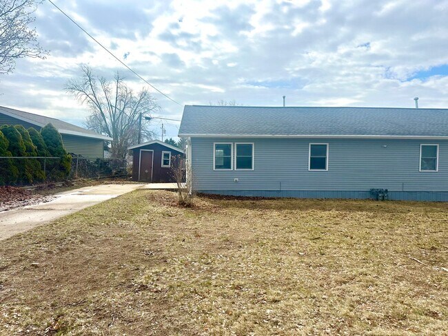 Building Photo - 3313-3315 Pompon Street