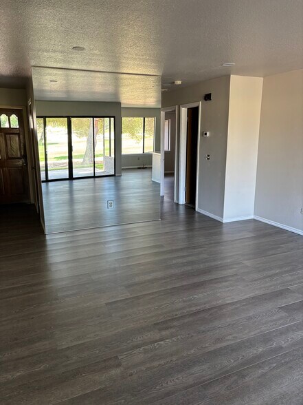 Building Photo - 27535 Lakeview Dr