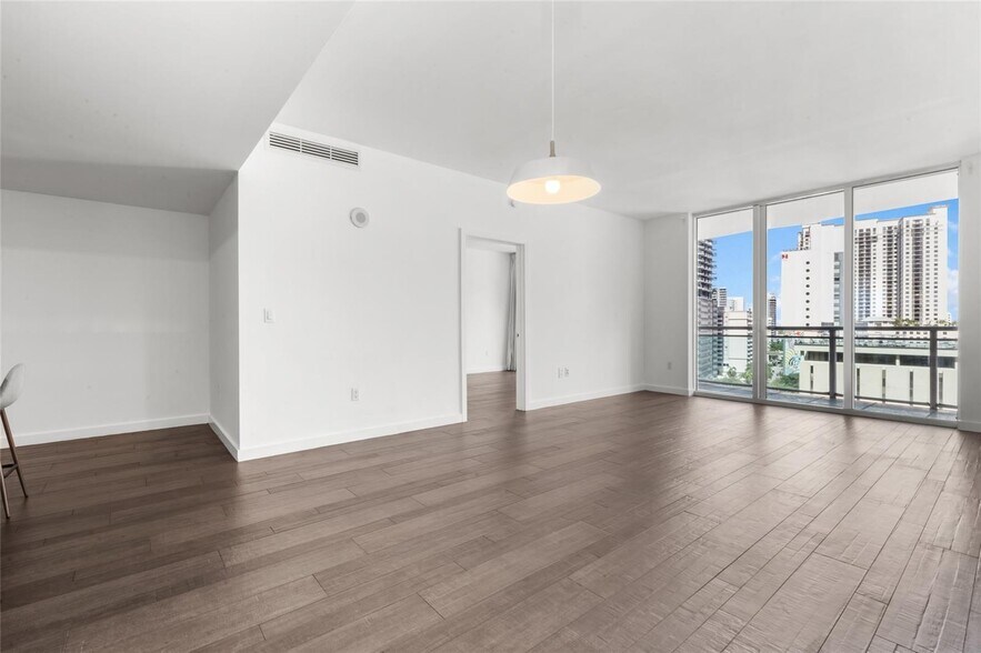 Building Photo - 951 Brickell Ave