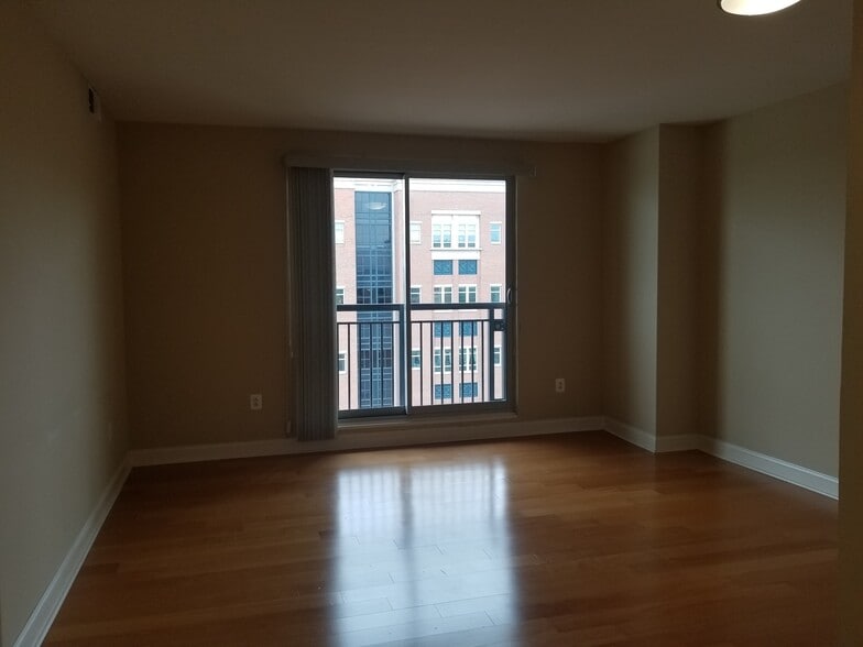 Living Room - 2050 Jamieson Ave