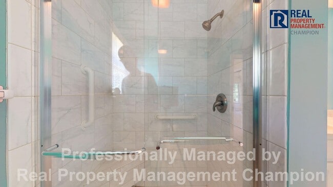 Building Photo - Vintage 3 Bedroom 2 Bathroom in the covete...