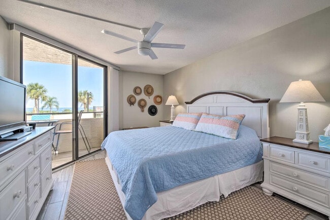 Building Photo - 6105 Sea Ranch Dr