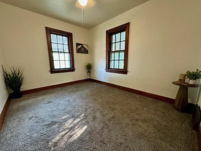 Building Photo - 2 bed, 1 bath home for rent in Waterloo