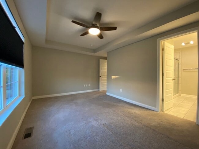 Building Photo - 2 Bed 2.5 Bath Townhome Available in Sprin...