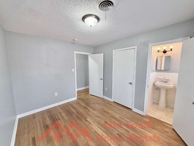 Building Photo - 2054 Benford St