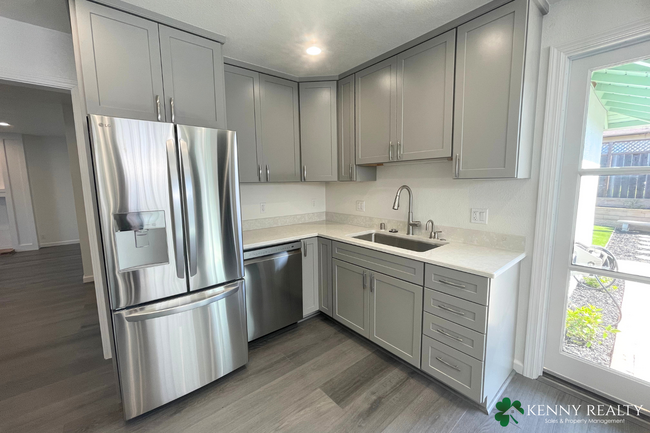Building Photo - Fully Remodeled 3 Bedroom Home in Sunshine...