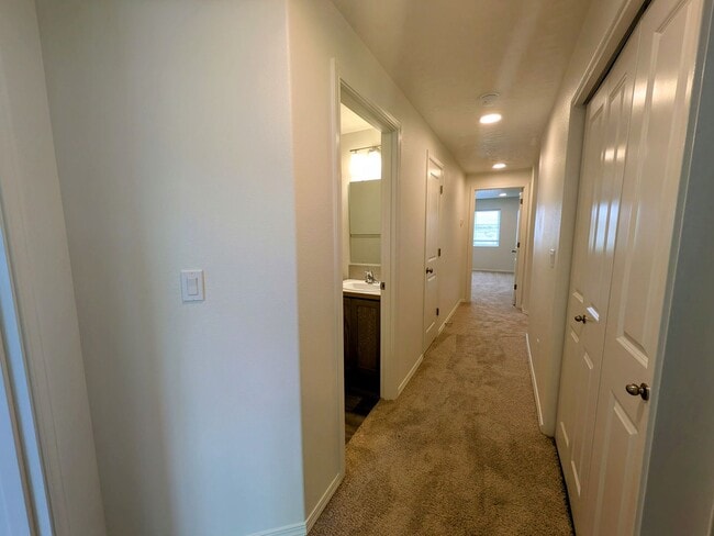 Building Photo - New Townhome for Rent in Southridge Area