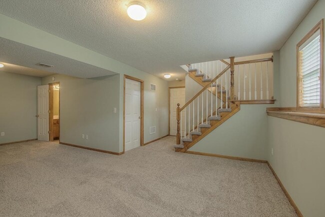 Building Photo - 612 NE Topaz Dr