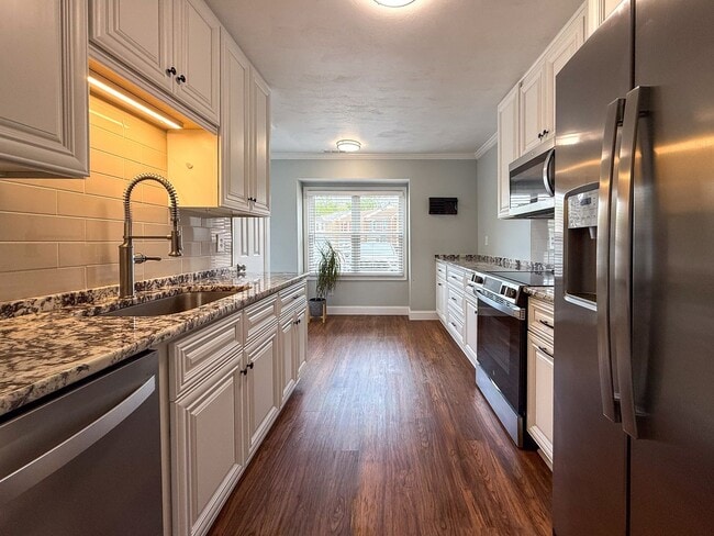 Building Photo - Double En-Suite Townhome